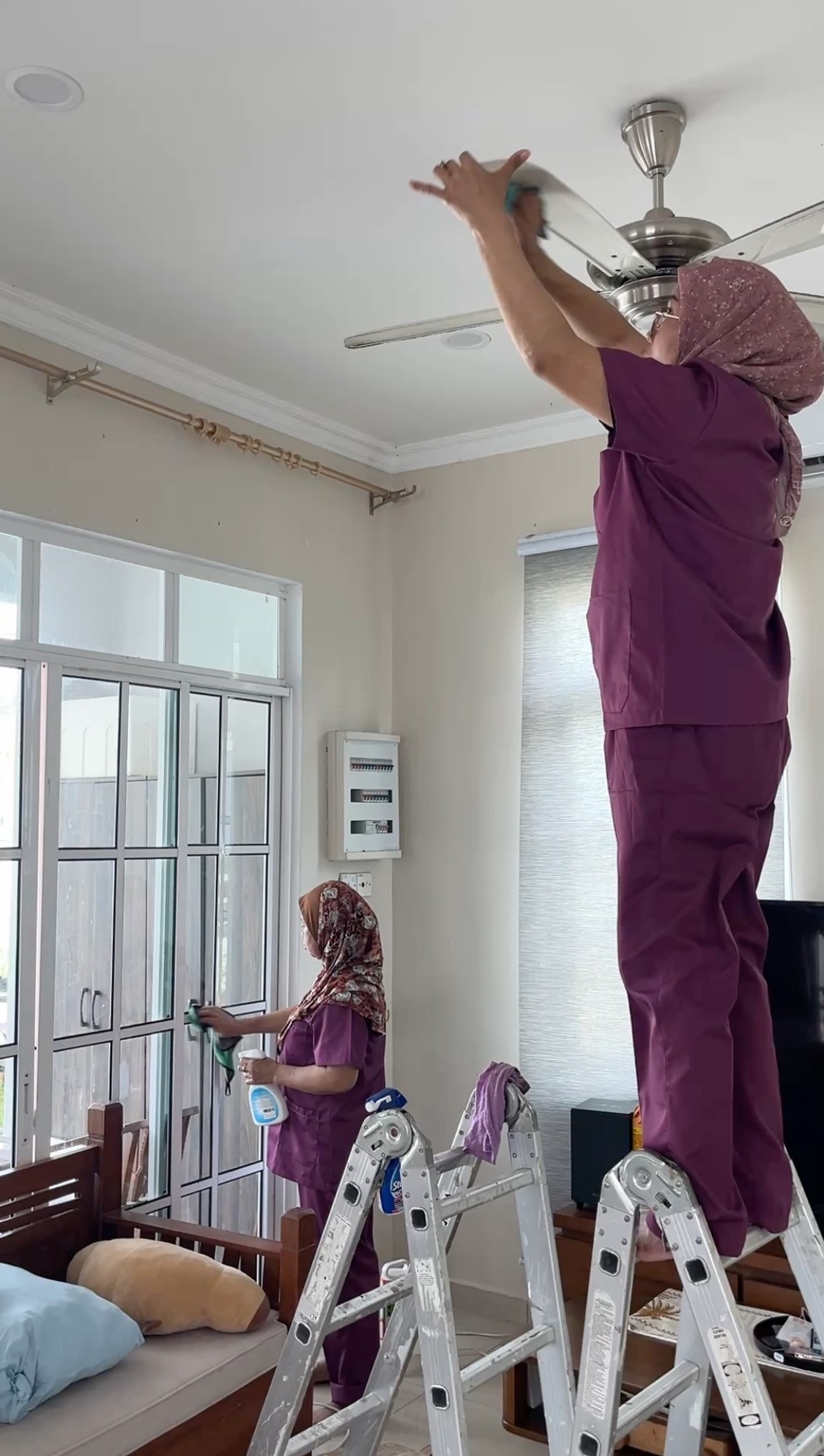 Expert cleaner providing quality service